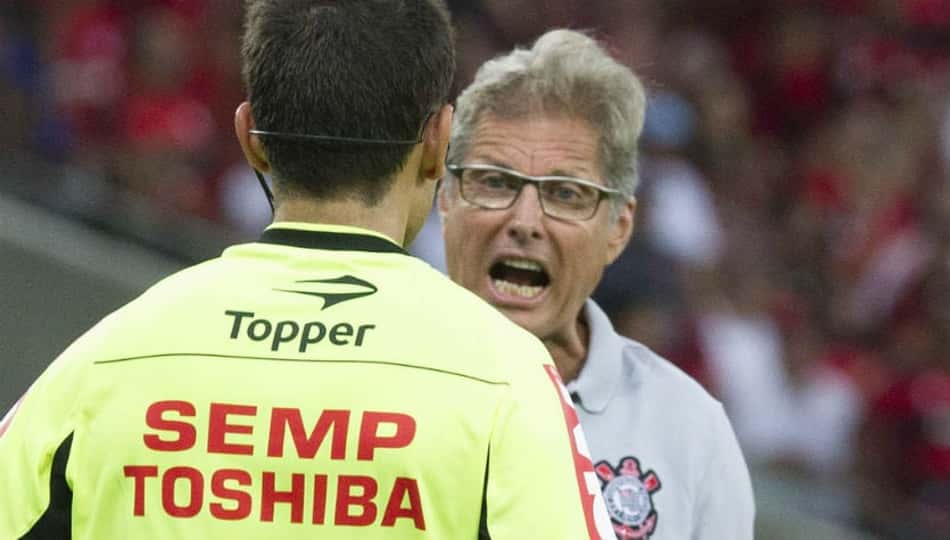 Feliz com atuação do Timão, Oswaldo só lamenta gol ilegal: 'Desequilibra'