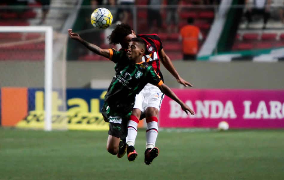 América-MG vence, sai da lanterna e tira Atlético-PR do G6