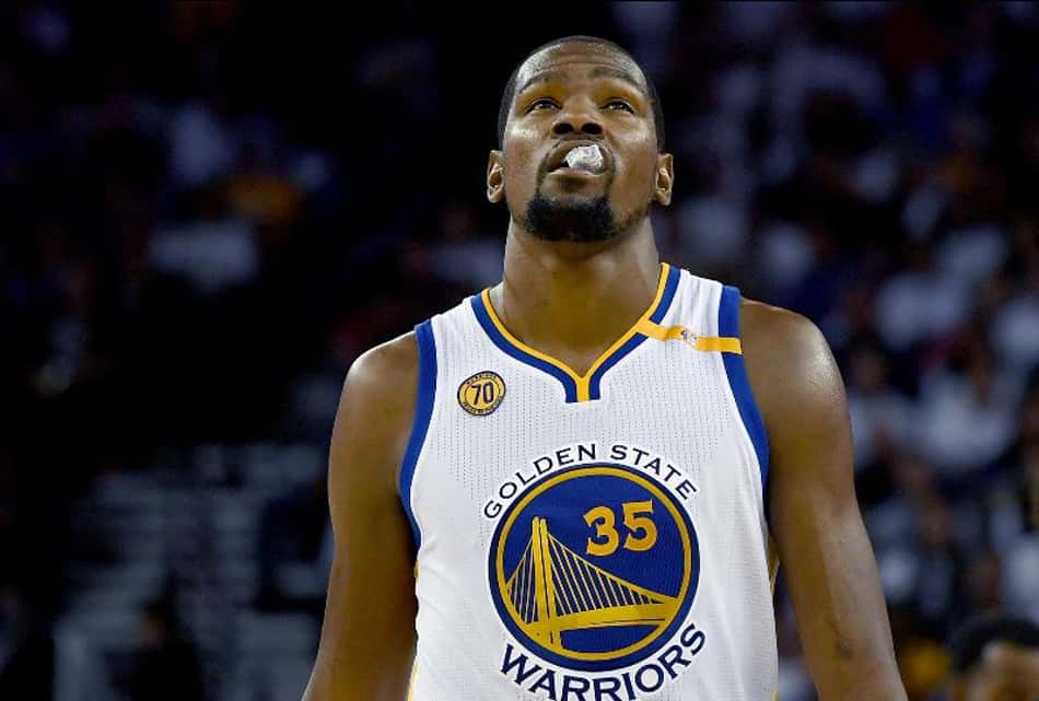 Durant torna-se segundo atleta mais jovem a anotar 20 mil pontos na NBA