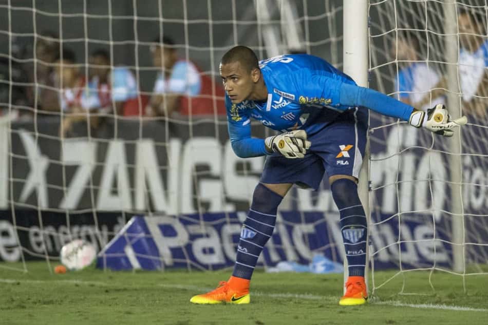 Com grande atuação contra o Vasco, Renan se torna o goleiro com mais defesas na Série B