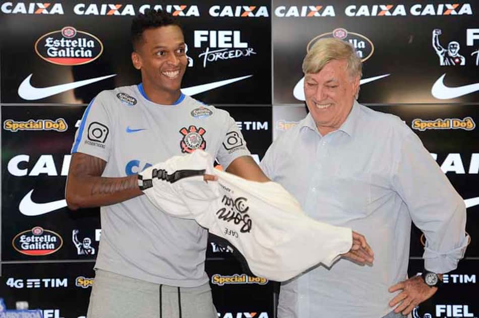 Elenco desequilibrado faz Corinthians buscar 'grandes nomes', avisa diretor