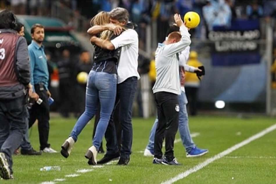 Carol Portaluppi rouba a cena na classificação do Grêmio na Copa do Brasil