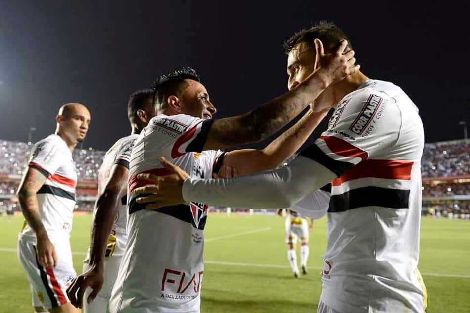 São Paulo goleia o Corinthians no Morumbi 