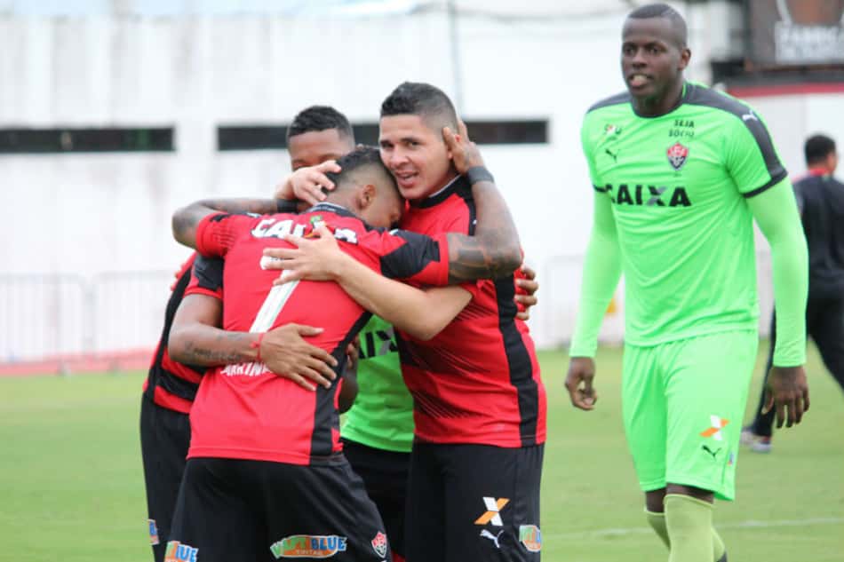 Em dia de Marinho, Vitória vira contra Atlético-PR e sai do Z-4