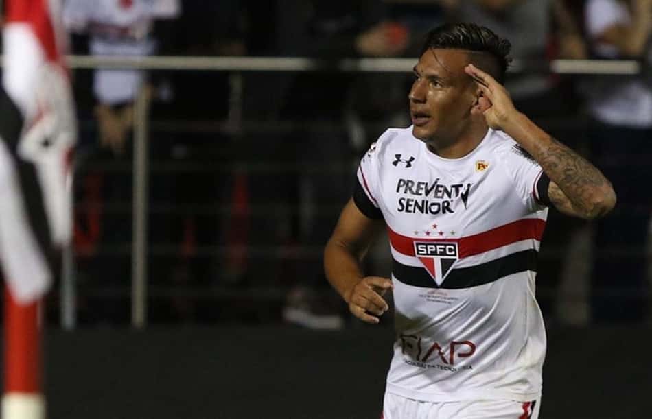 Chávez diz adeus ao São Paulo e agradece torcida por 'apoio e amor'