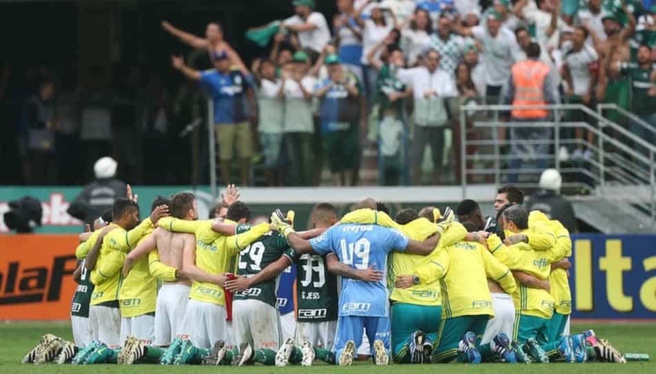 Jogadores e comissão técnica do Palmeiras festejam vitória no gramado