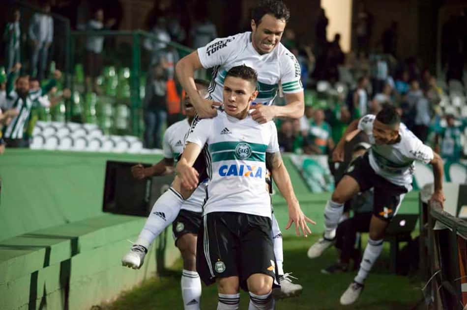 Coritiba vence com golaço e respira. Atlético-MG dá adeus ao título