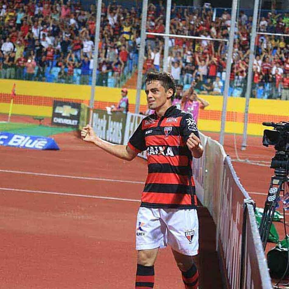 Para ter cinco laterais, Santos negocia com jovem do Atlético-GO