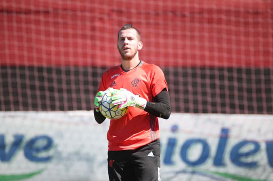 Perto de saída, Paulo Victor já não participa dos treinamentos no Fla