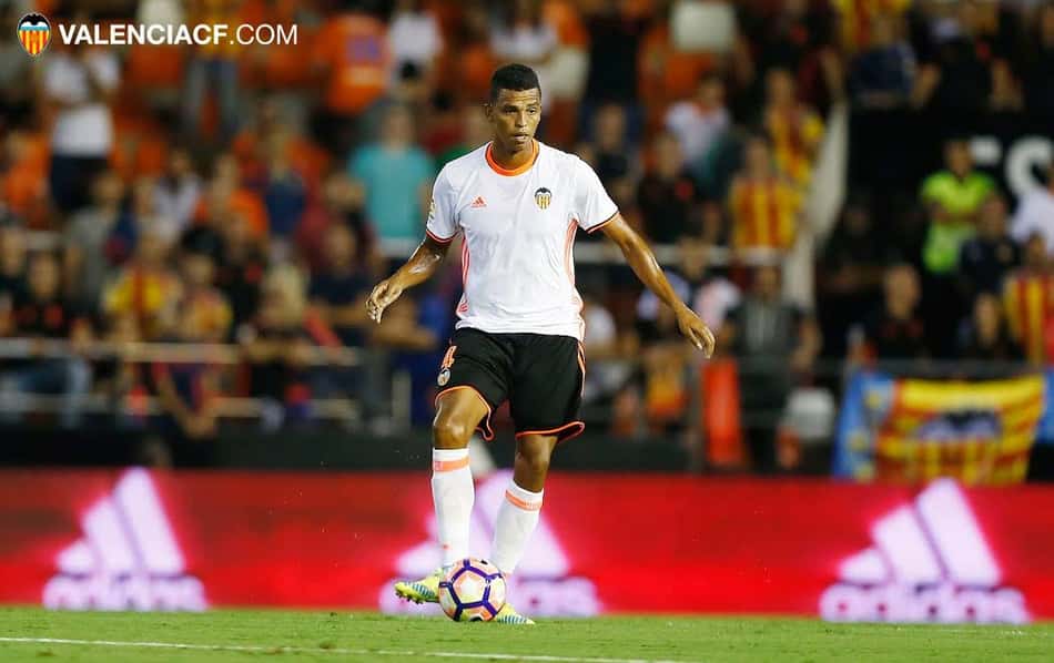 Zagueiro espera vitória do Valencia sobre o lanterna para sair da crise