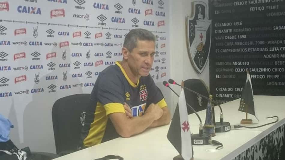 Jorginho durante coletiva. Veja a seguir imagens dos jogadores que voltaram a ficar à disposição dele no Vasco