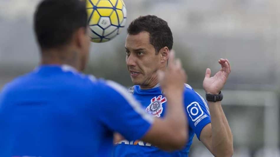 Rodriguinho voltou a treinar no Timão