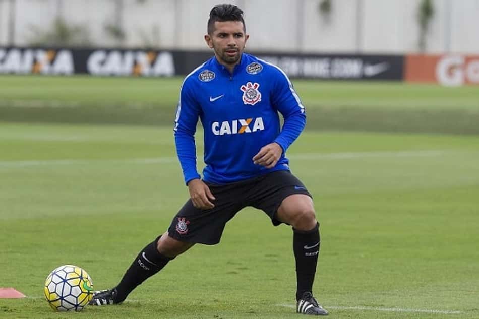 Guilherme sente dores e pode desfalcar o Timão