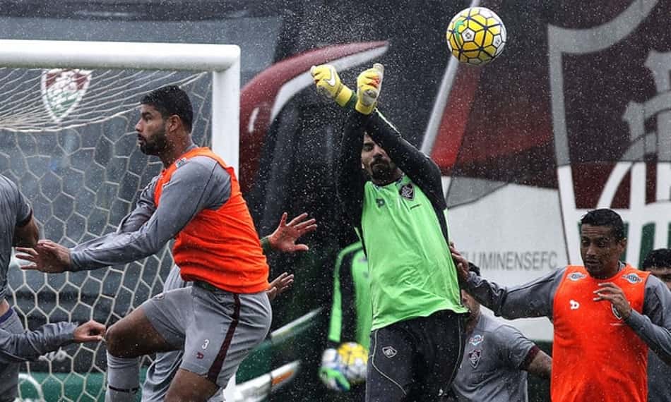 Treino do Fluminense debaixo de muita chuva nesta segunda-feira