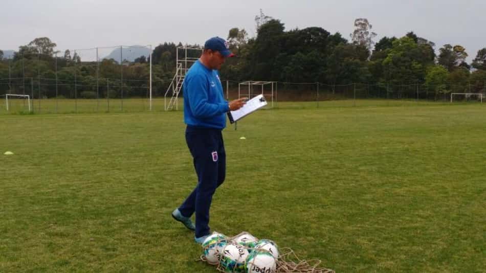 Após se livrar do rebaixamento, Paraná demite técnico Roberto Fernandes