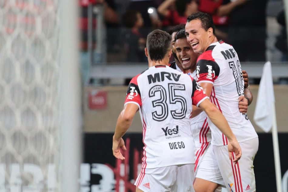 Everton, Diego e Leandro Damião festejando contra o América-MG 