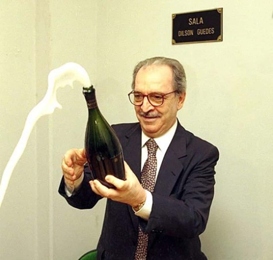 Álvaro Barcellos (10 de dezembro de 1996 a 4 de agosto de 1998)&nbsp;comemorando a permanência do Flu na Série A