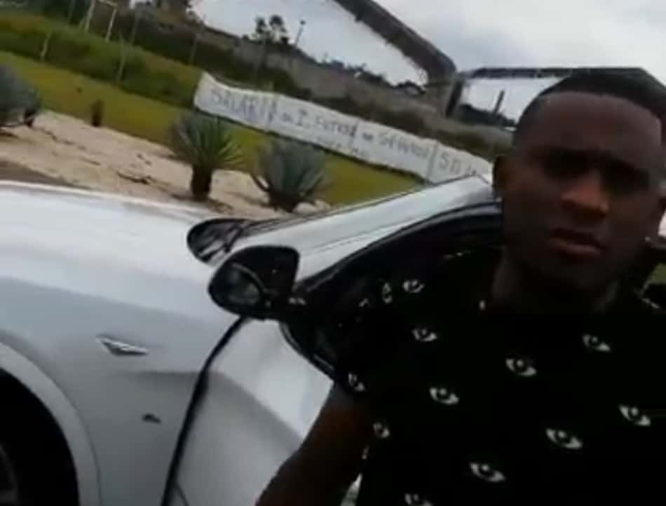 Torcedores do Corinthians protestam no CT e têm discussão com Willians