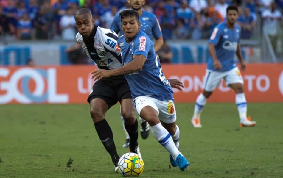 Copete tenta tomar a bola de cruzeirense 