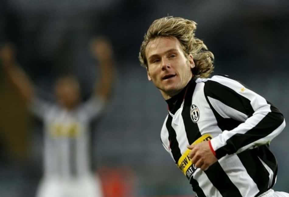 Pavel Nedved, um dos maiores jogadores da história da Juventus e da República Tcheca, decidiu voltar a jogar aos 45 anos. O meia, que estava parado há oito, assinou com o FK Skalná (CZE), o primeiro clube de sua carreira, para jogar com seu filho de 17 anos, atacante.