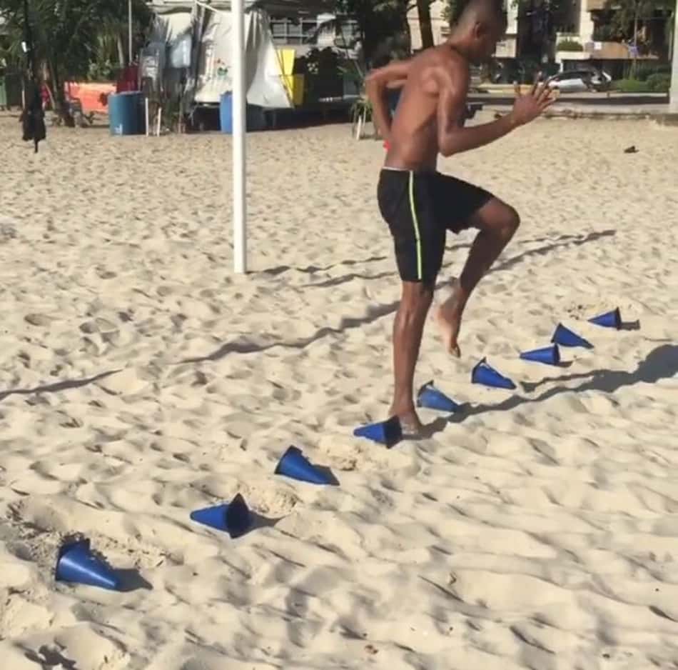 Ex-zagueiro do Atlético-PR estuda propostas e mantém a forma no Rio