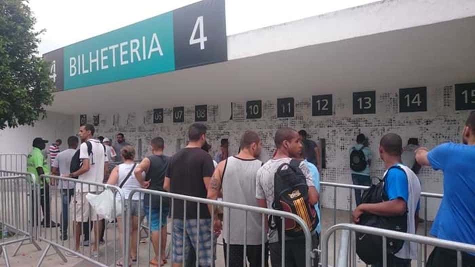 Torcida compra 31 mil ingressos e esgota setor para Vasco x Ceará