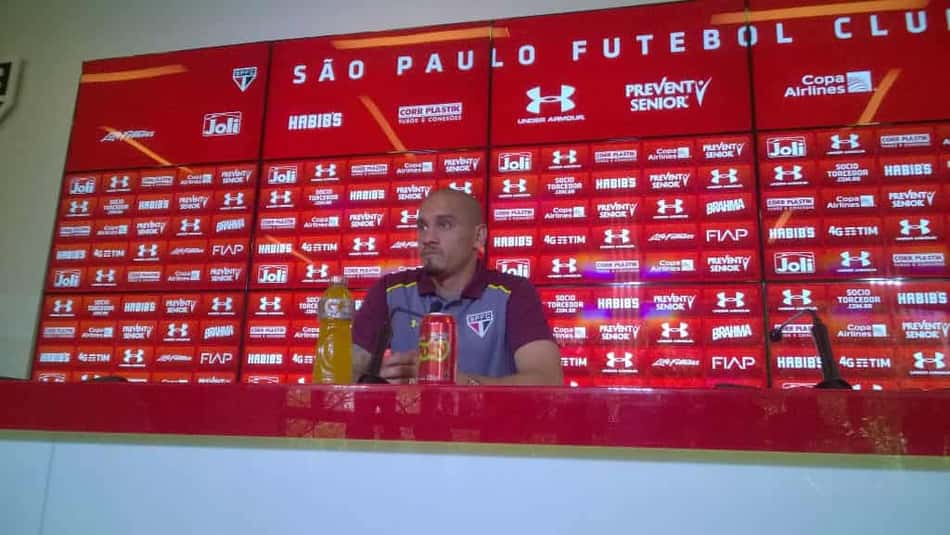 Maicon 'se confunde' com Ceni e aposta em rigidez contra 'corpo mole'