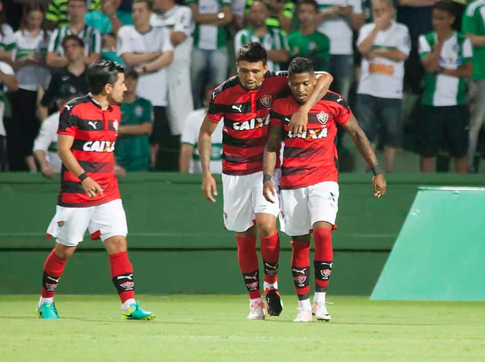 Com golaço de Marinho, Vitória vence Coritiba e aumenta drama do Inter