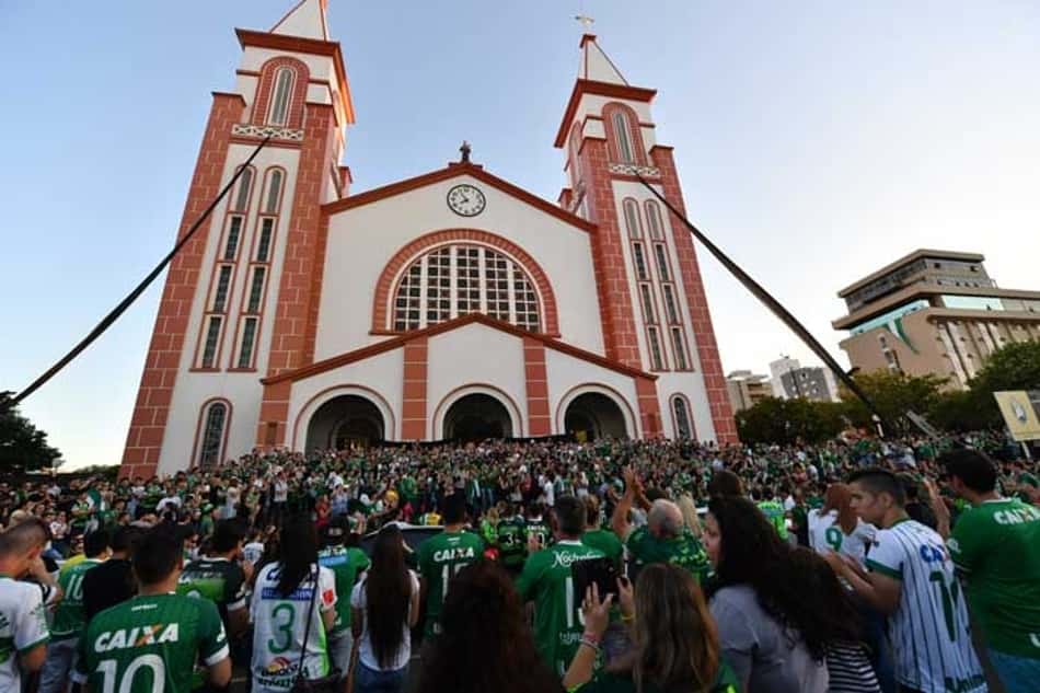 Torcida da Chapecoense presta homenagem a vítimas de acidente