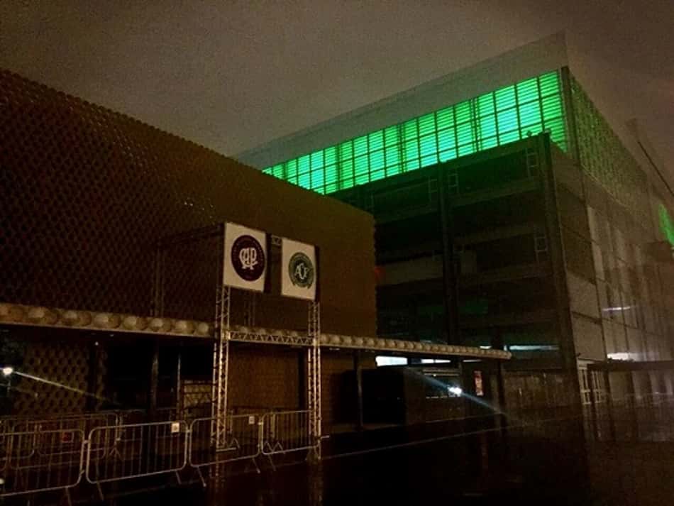 Arena verde! Atlético-PR ignora rivalidade e deixa estádio com cor da Chapecoense