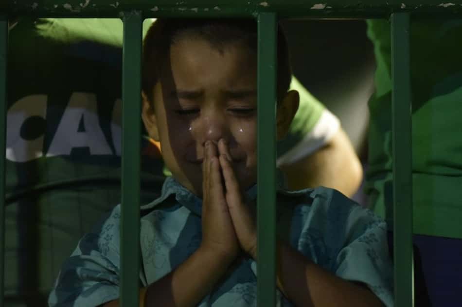 Torcidas de Nacional e Chape fazem lindas homenagens nos estádios