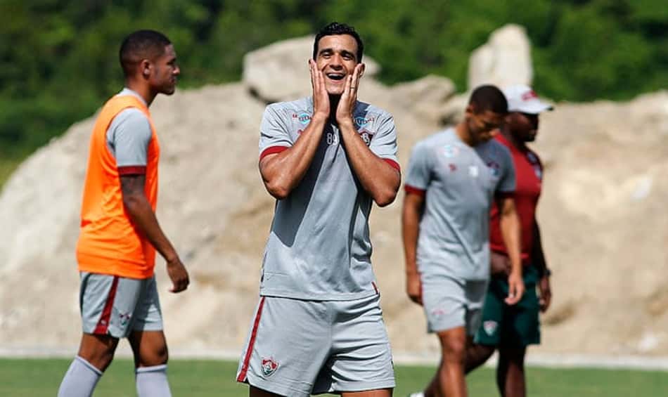 Henrique Dourado segue com futuro indefinido no Fluminense