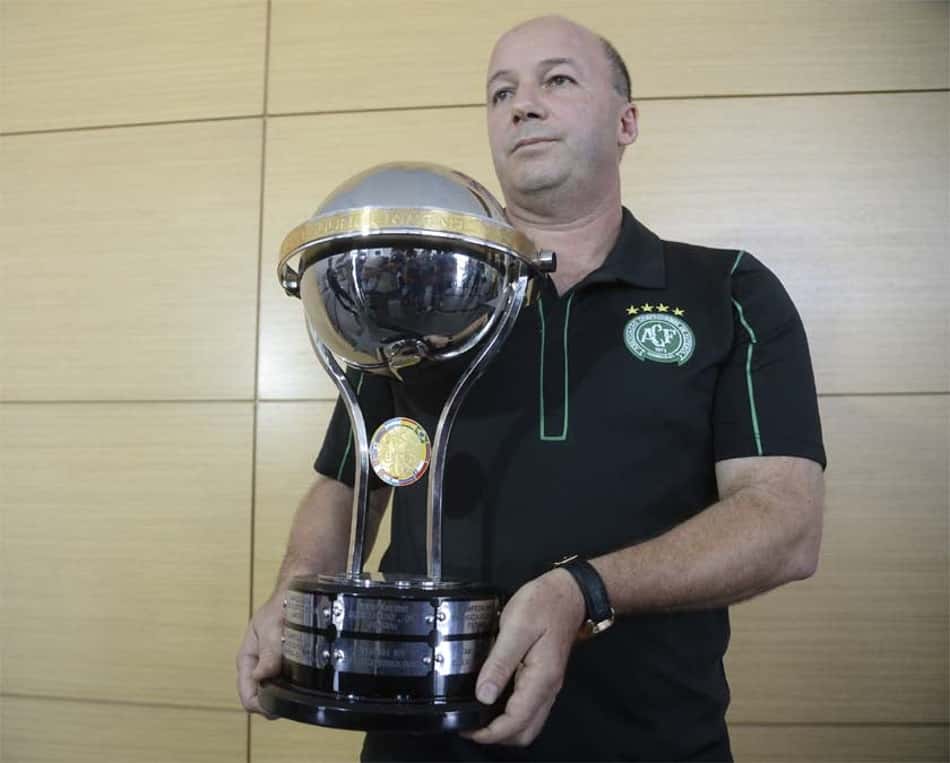 Chapecoense recebe réplica da taça da Sul-Americana em Medellín