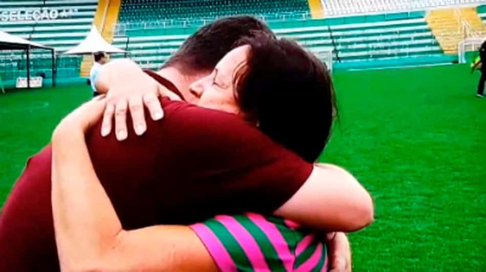Emocionante! Mãe de Danilo consola jornalista durante entrevista