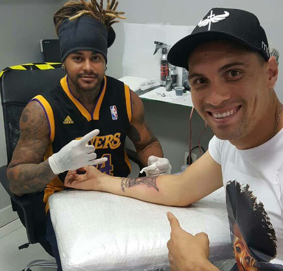 Moisés durante a confecção de sua nova tatuagem (Foto: Reprodução)