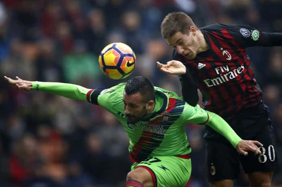 Milan perde pênalti, mas marca no fim e vence Crotone em casa