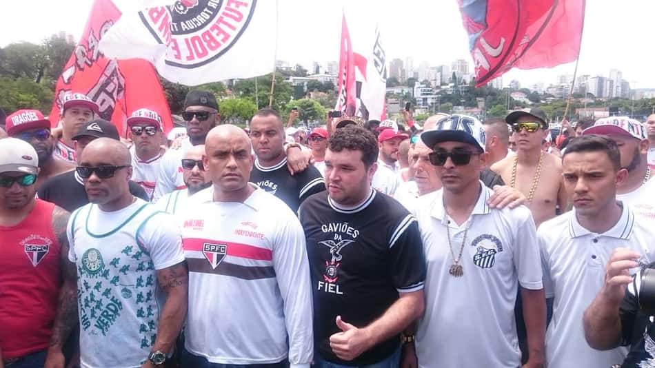 Organizadas de São Paulo se unem em homenagem à Chape e pedem paz