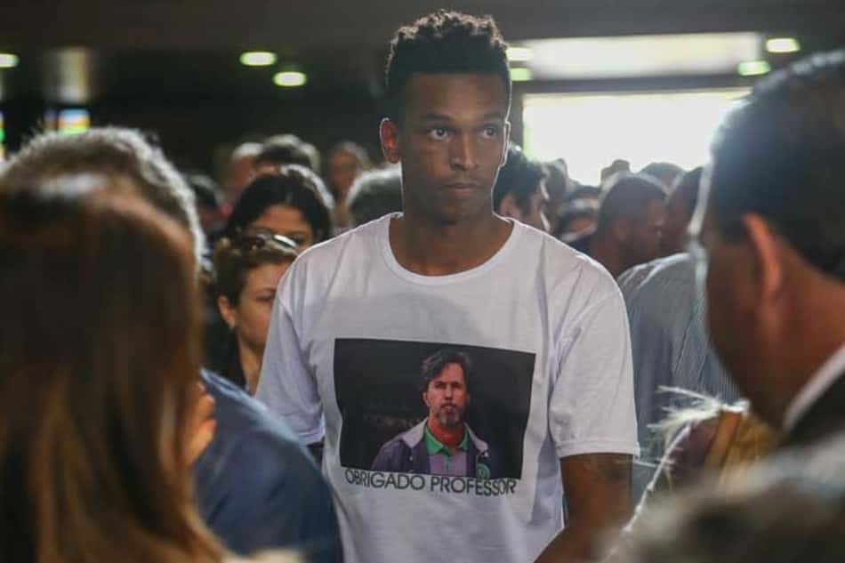 Jô homenageia Caio Júnior em velório no Paraná