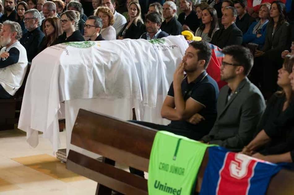 Corpo de Caio Júnior é velado em missa aberta ao público, em Curitiba