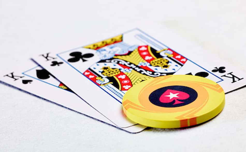 Qual a melhor forma de jogar par de Reis quando um Ás aparece no Flop?