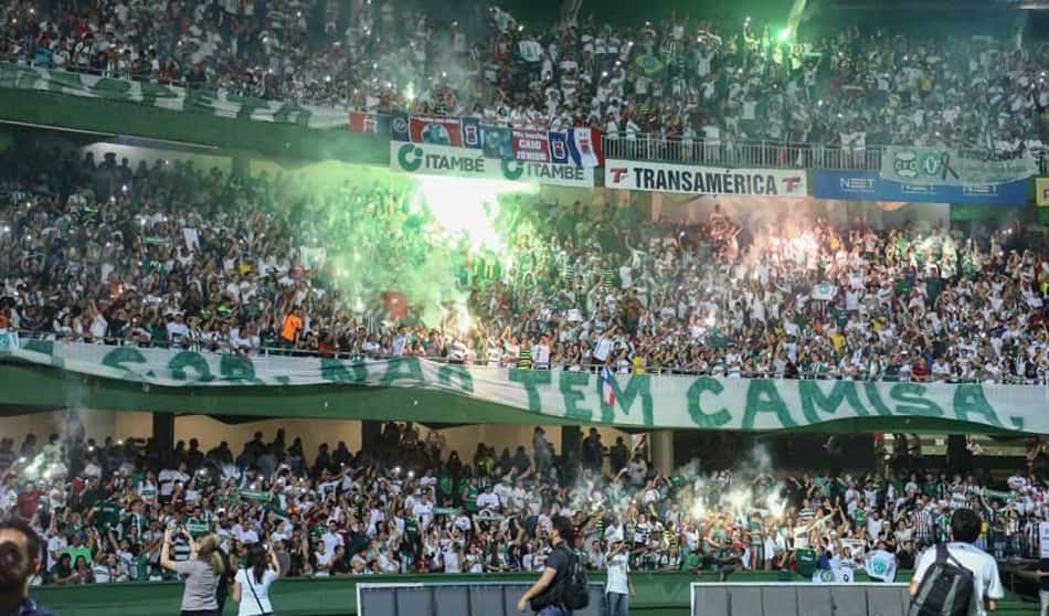 Torcedores paranaenses lotam Couto Pereira em tributo à Chapecoense