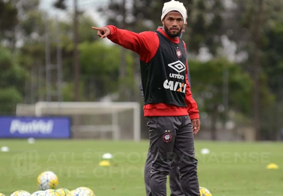Léo pede dedicação total do Atlético-PR para garantir vaga na Libertadores