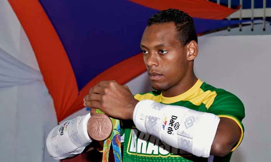 Medalhista brasileiro no taekwondo recorre ao improviso por ouro no Pan