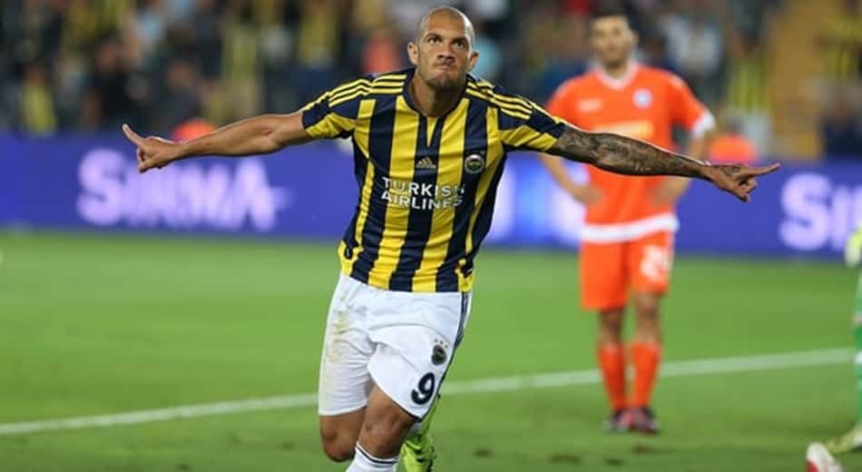 Ídolo na Turquia, Fernandão se impressiona com torcida do Fenerbahçe: 'Os caras são malucos'