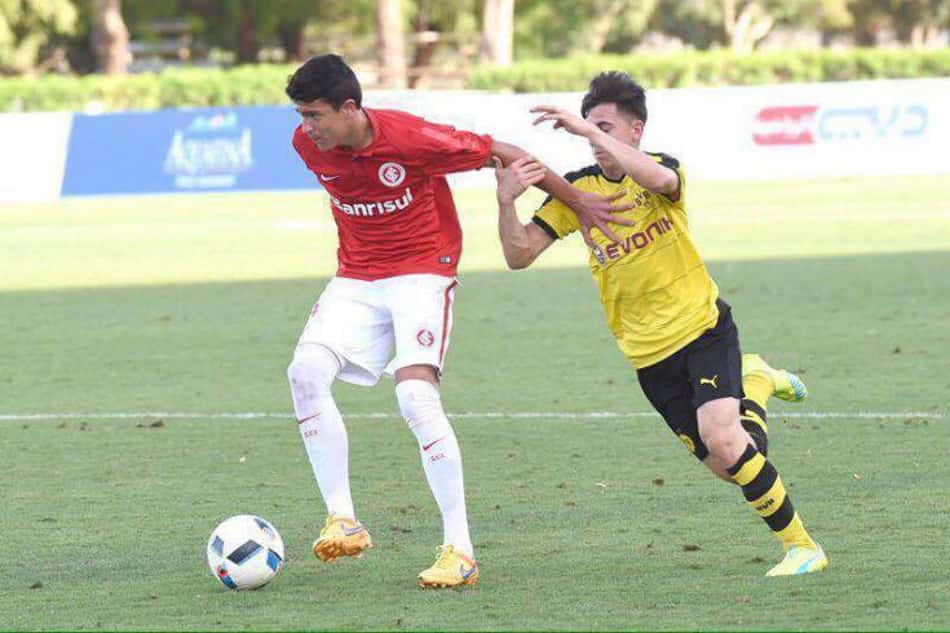 Vasco acerta com jovem meia do Internacional para a base