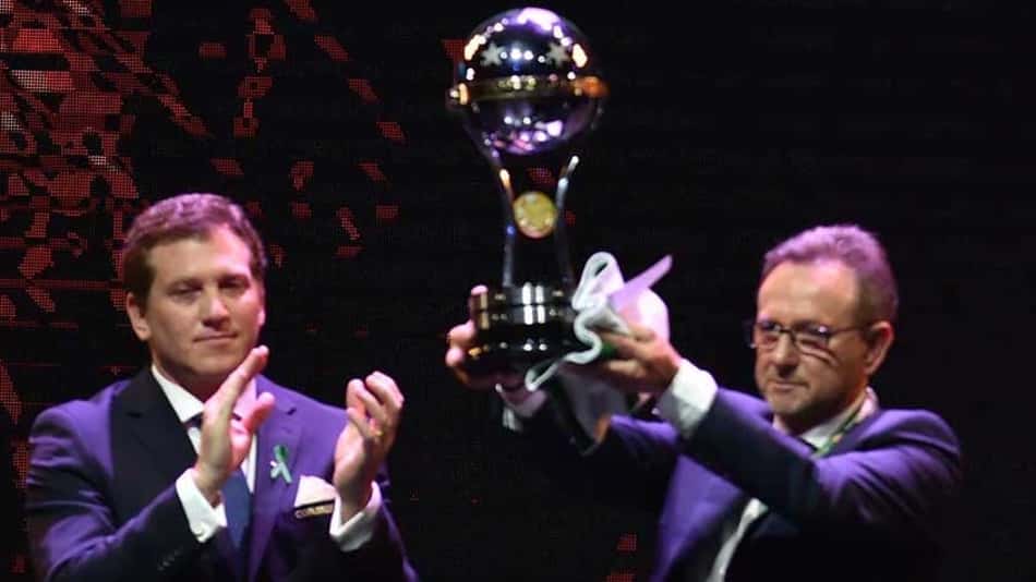 Conmebol entrega taça da Copa Sul-Americana-2016 à Chapecoense