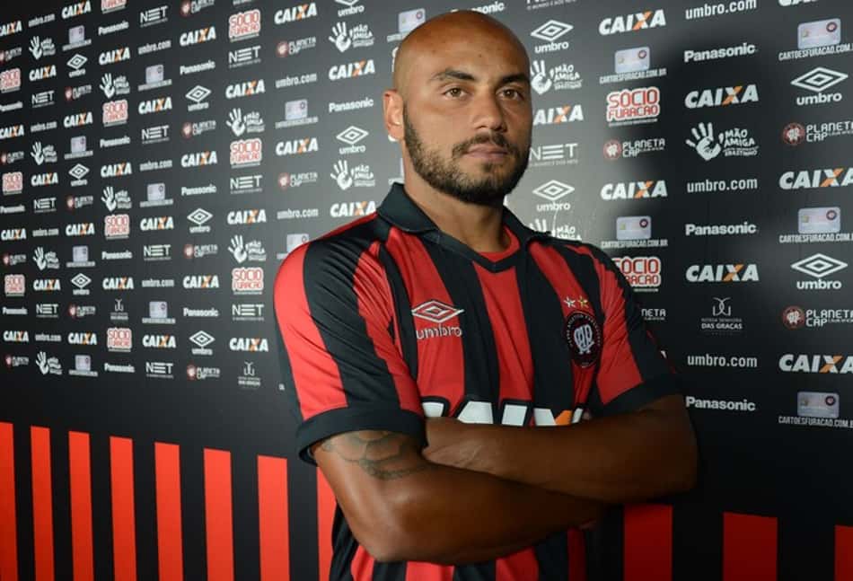 Atlético-PR confirma a contratação do lateral Jonathan