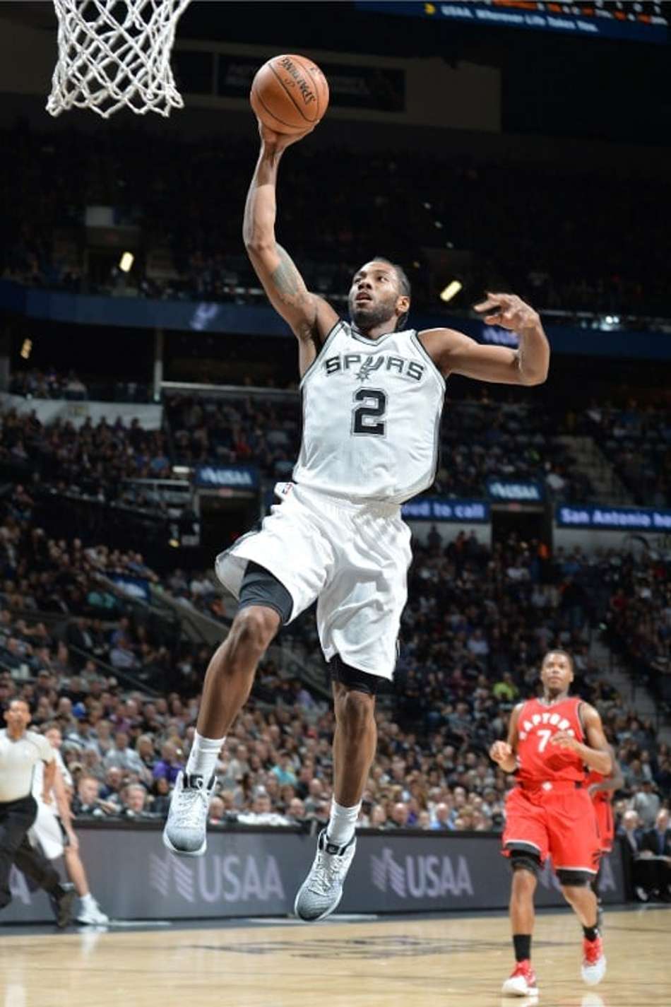 Spurs volta a afastar Kawhi Leonard por tempo indeterminado