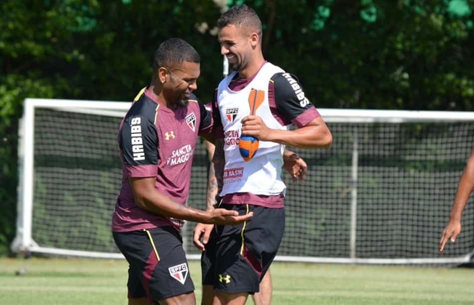 Primeiro treino de Ceni tem 'futebol americano' e retorno de Breno