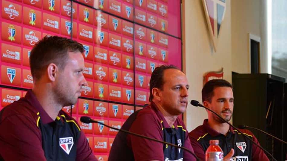 Dupla de gringos se apresenta no São Paulo por desafio com Ceni